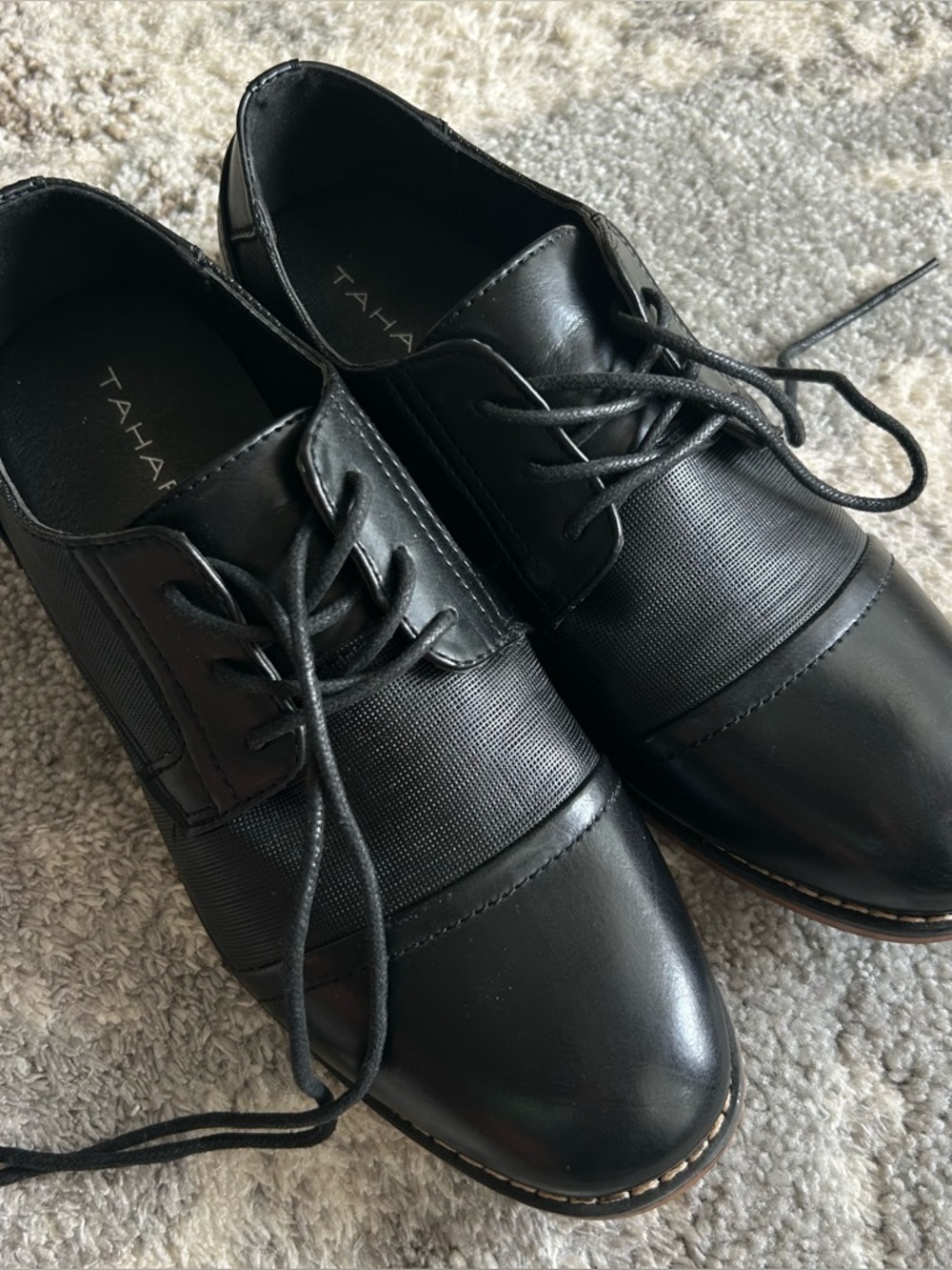 Tahari boys black dress shoes excellent like new condition. Size 6